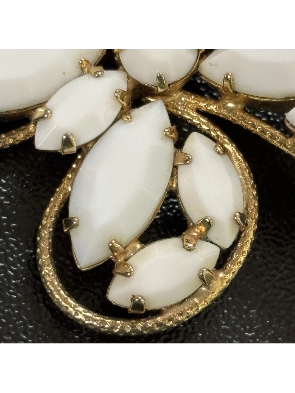 Vintage Butterfly Brooch Milk Glass Stones Gold-tone 2" x 1.75" - Picture 10 of 14